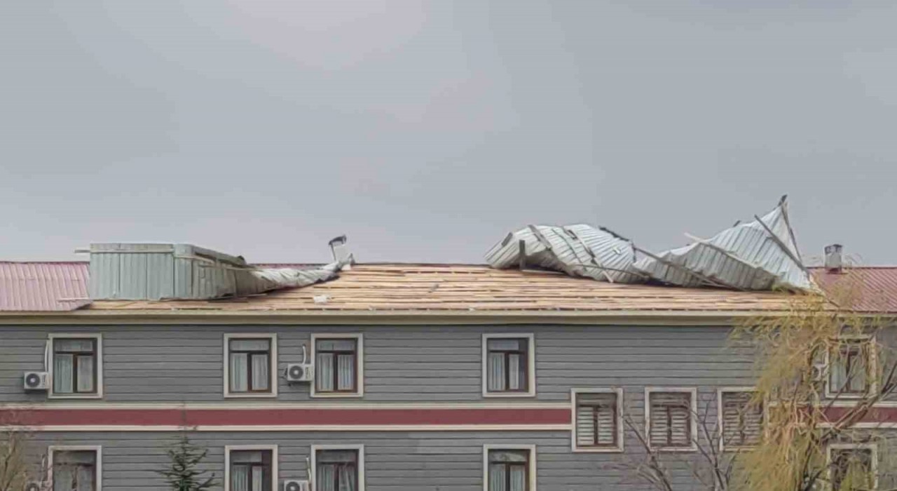 Vanda şiddetli rüzgar çatıları uçurdu