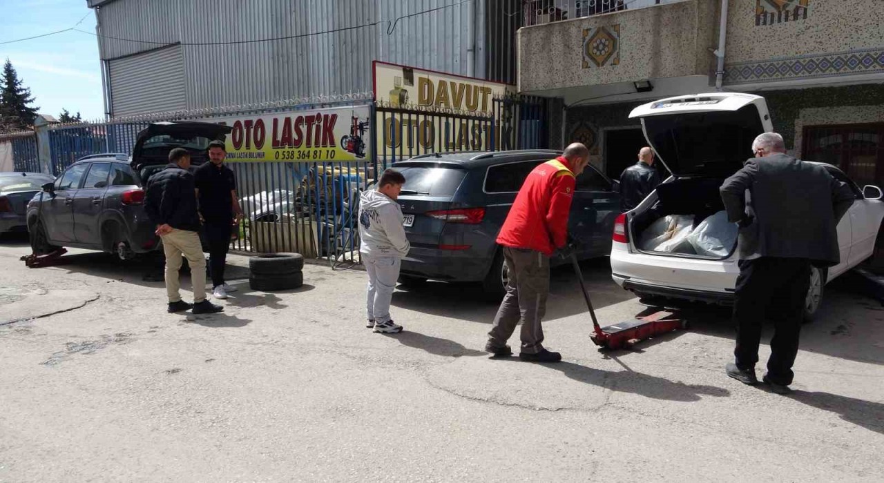Vandaki oto lastikçilerde ‘bahar yoğunluğu