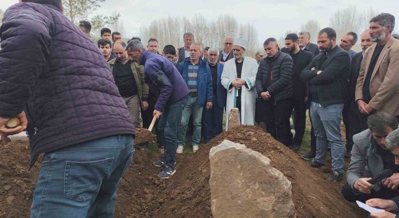 Vandaki trafik kazasında hayatını kaybeden baba ve iki kızı yan yana toprağa verildi