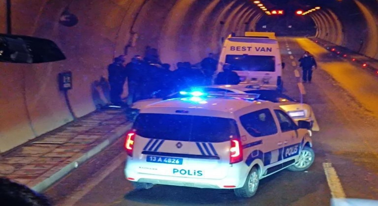 Vandan sürücüler arasında yol verme kavgası: 2 yaralı