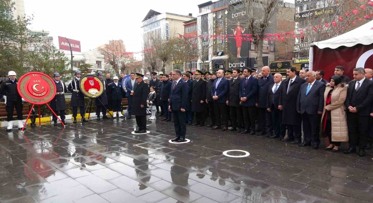 Vanın düşman işgalinden kurtuluşu sağanak yağmura rağmen coşkuyla kutlandı
