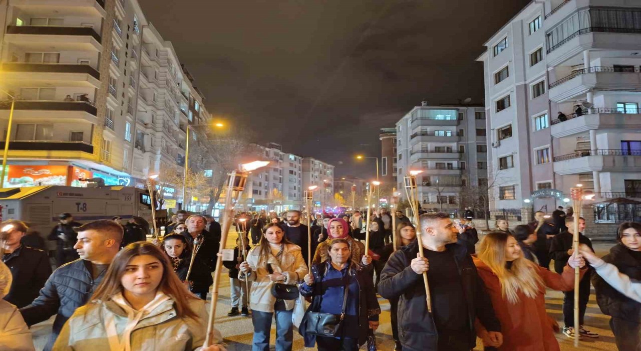 Vanın kurtuluş yıl dönümünde fener alayı düzenlendi