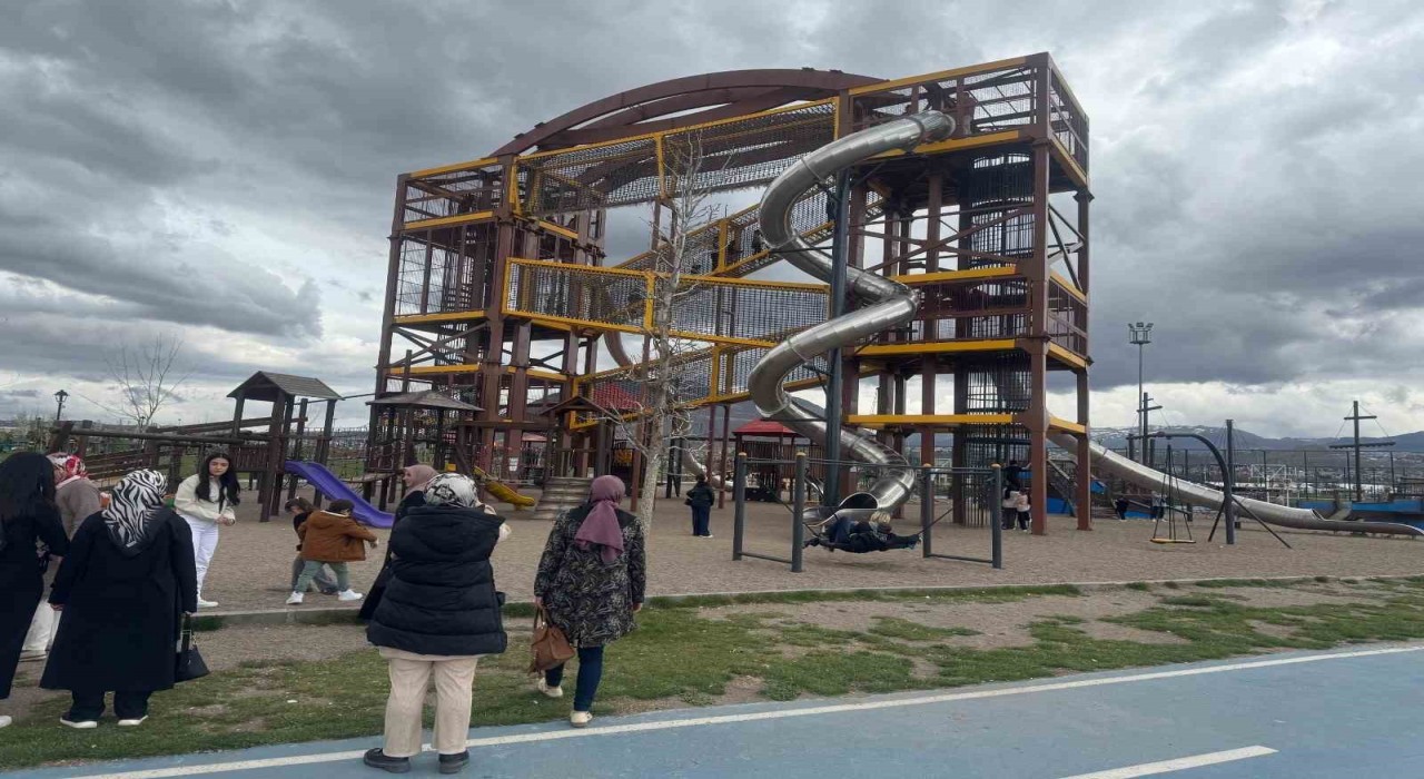 Vatandaşlar bayram sevincini Millet Bahçesinde yaşadı