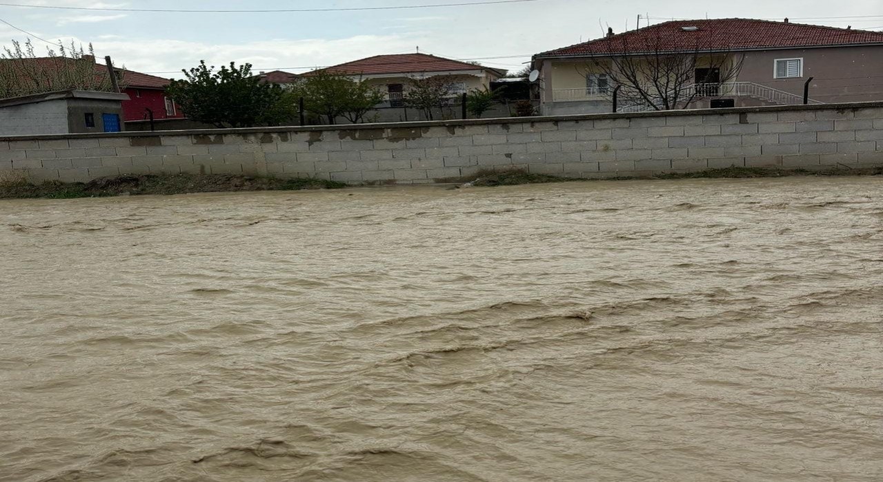 Vatandaşlar yağmur duasına çıktı, Kuluda sel oldu