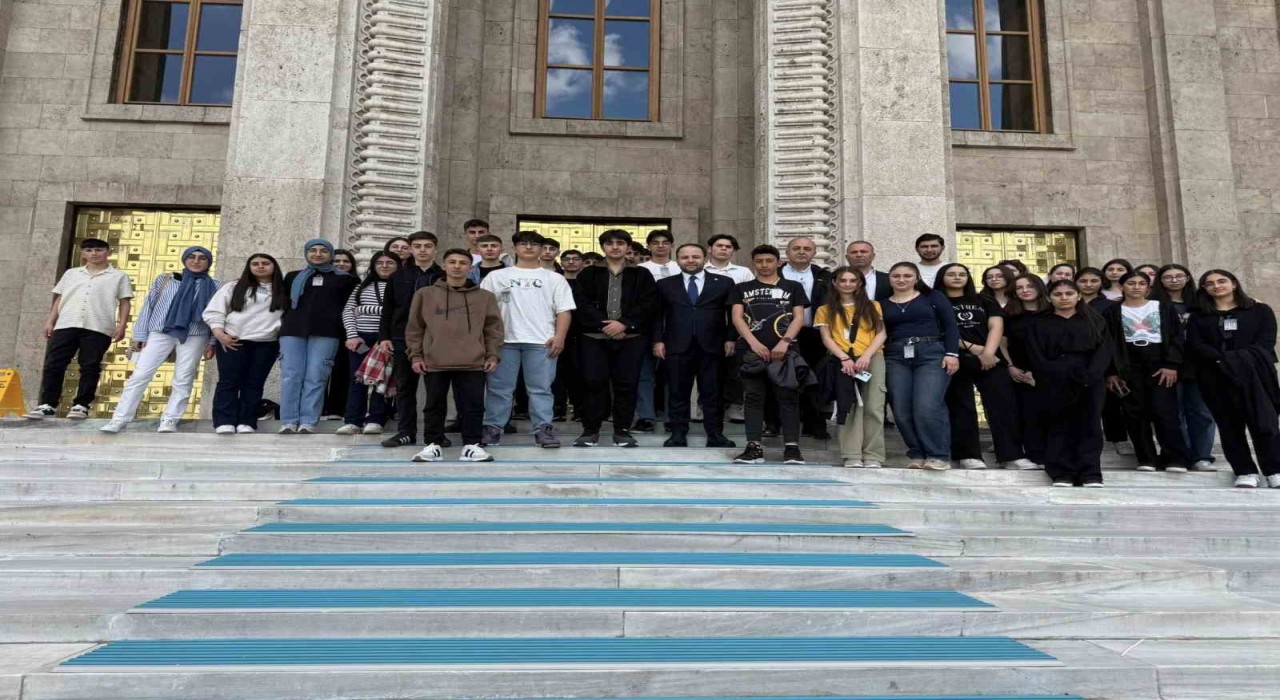 Vekil Koç, Ardahandan gelen öğrencilerle TBMMde buluştu