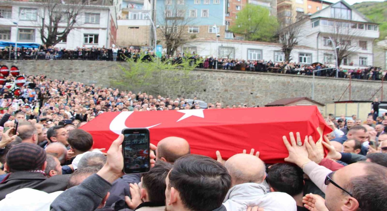 Volkan Konakın cenazesi namazın kılınacağı alana alkışlarla getirildi