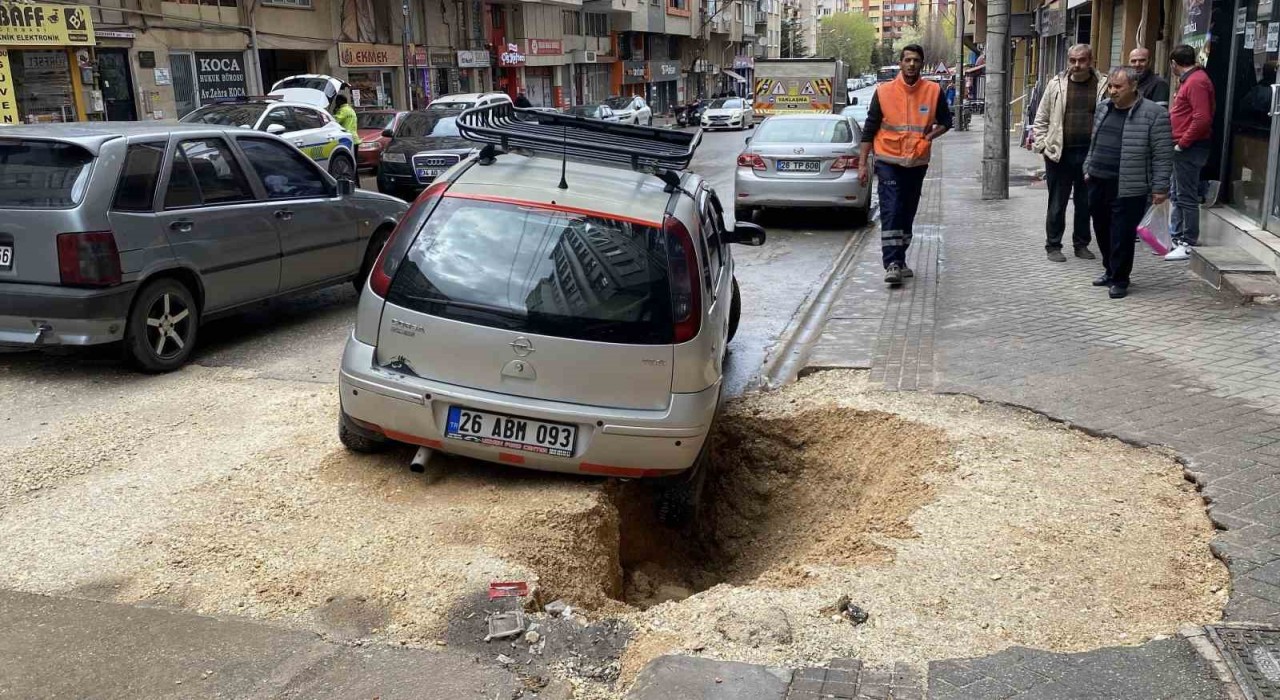 Yağışın etkisiyle çöken zeminde park halinde olan otomobil çukura düştü