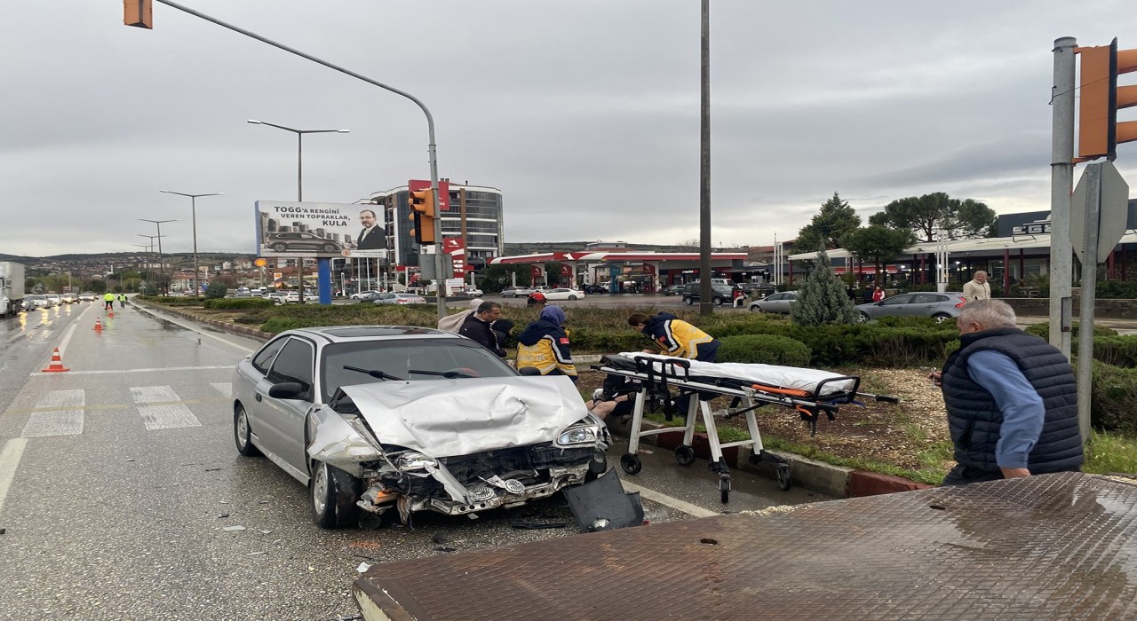 Yağışlı hava kazayı da beraberinde getirdi: 3 yaralı