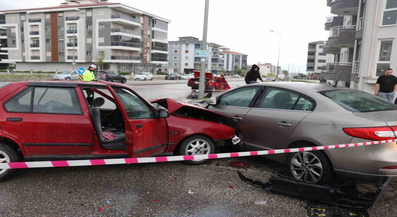 Yağışlı hava ve sürat, kazayı beraberinde getirdi: 1i ağır 8 yaralı