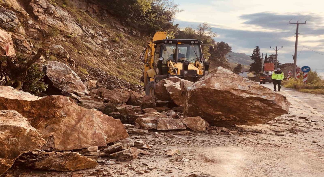 Yalova-Armutlu yolunda toprak kayması
