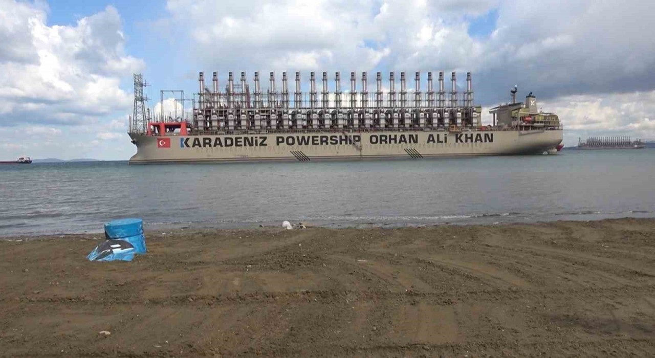 Yalovada karaya oturan gemi lodos sayesinde kurtarıldı