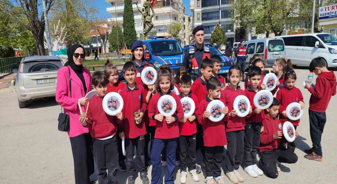 Yalovada sokak kedilerini harçlıklarıyla besliyorlar