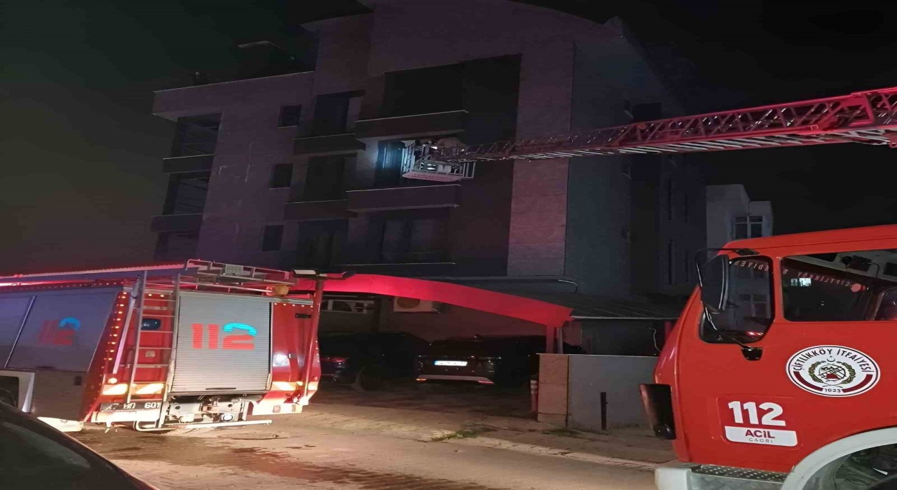 Yalovada yangın çıkan apartmanda mahsur kalan 7 kişiyi itfaiye kurtardı