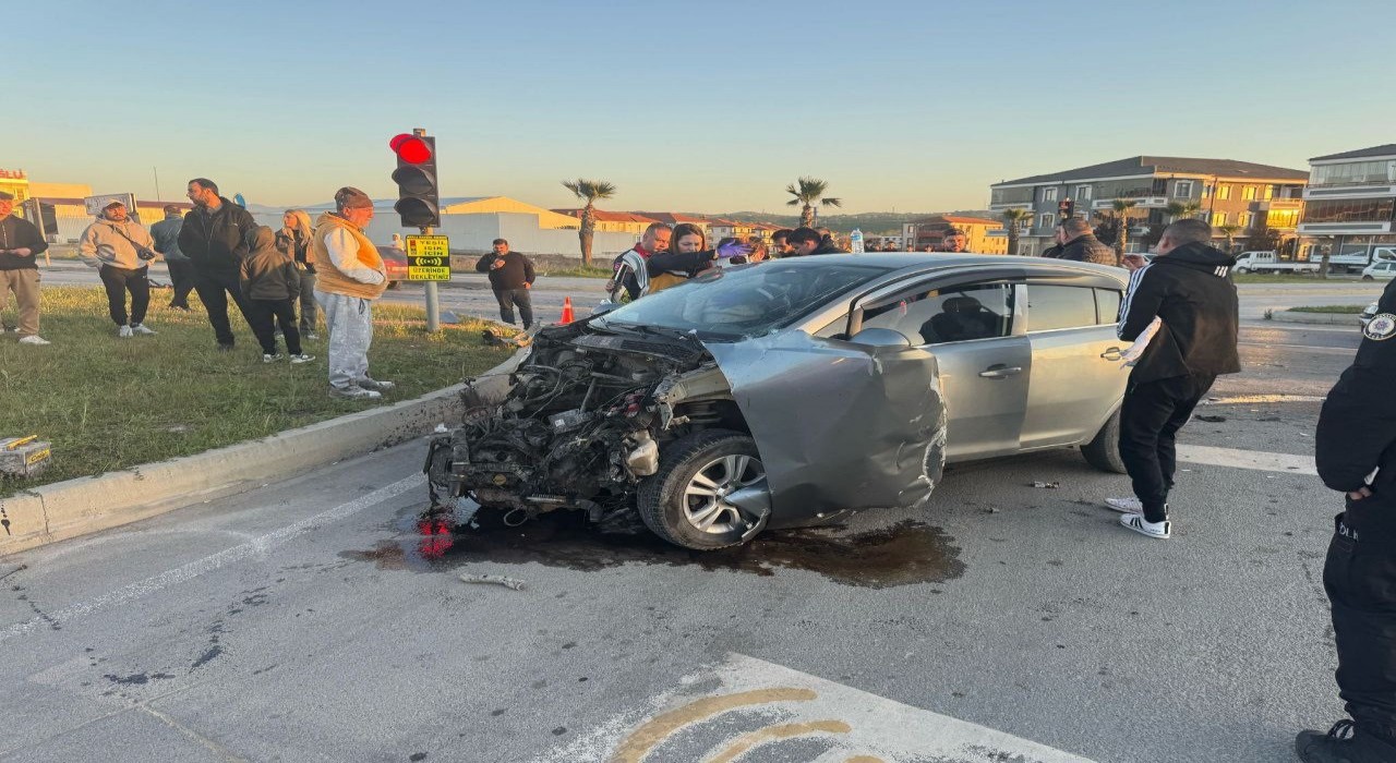 Yangın ihbarına giden itfaiye aracı otomobil ile çarpıştı: 2 yaralı