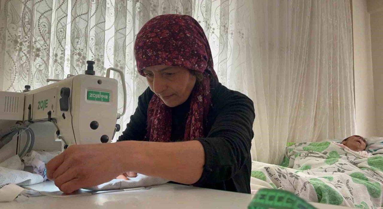Yatağa bağlı annesine bakmak için belediyedeki işini bırakan kadın, diktiği tokalarla geçimini sağlıyor