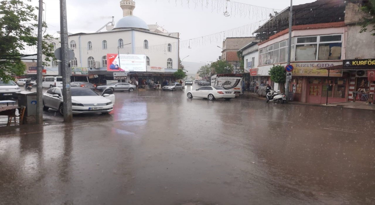 Yavuzelinde sağanak yağış çiftçinin yüzünü güldürdü