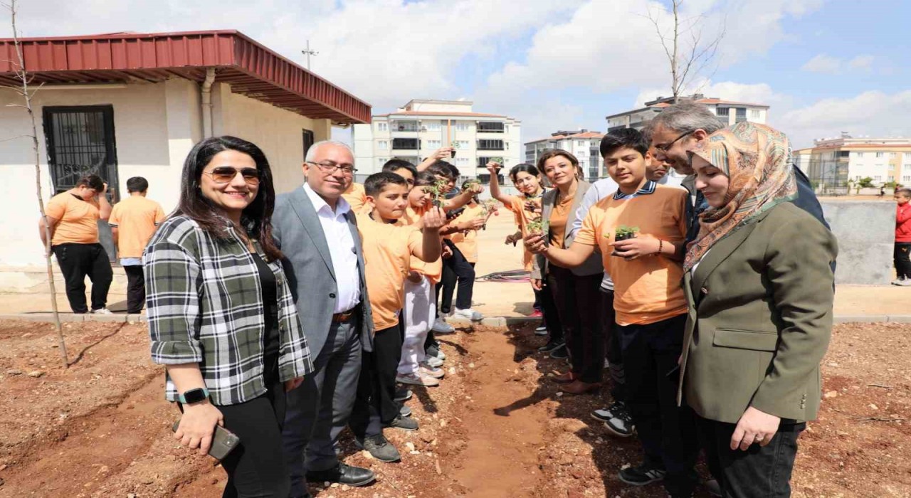 Yeşil Okullar Projesiyle Sevinç Göymen Ortaokulunda öğrenciler hem ekti, hem üretti