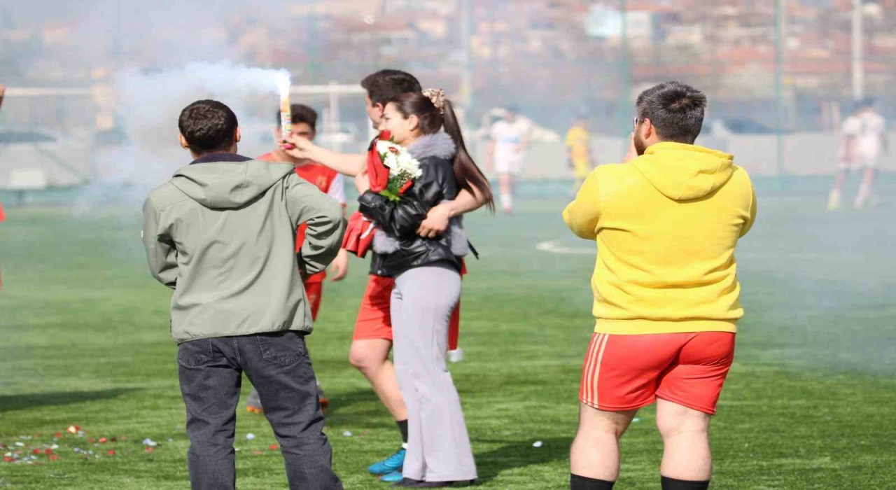 Yeşil sahada sürpriz evlilik teklifi