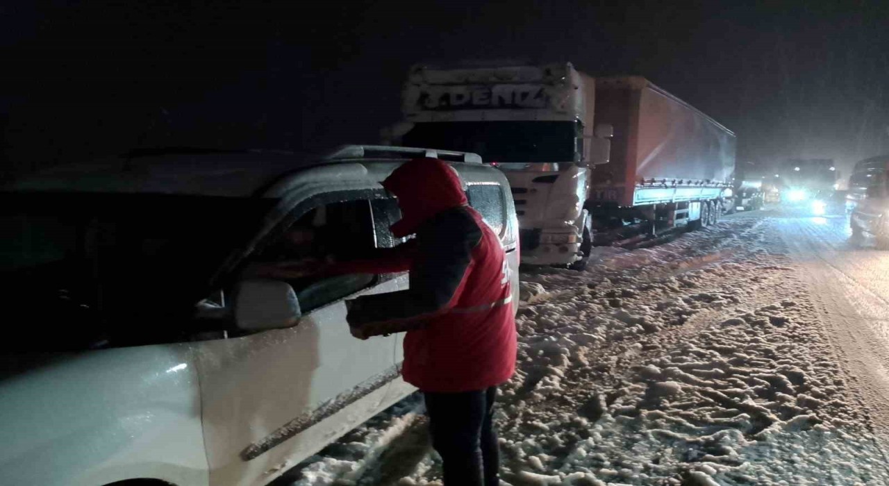 Yoğun kar nedeniyle yolda kalanlara Kızılaydan destek