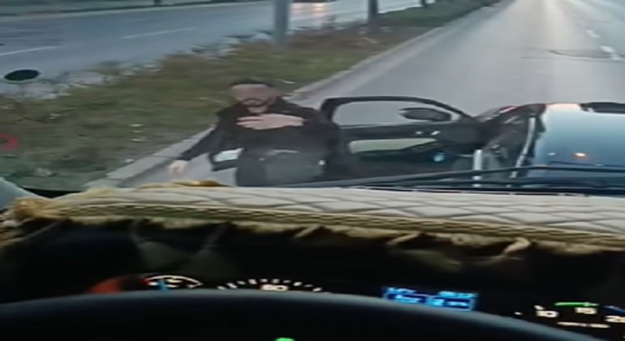 Yol ortasında aracından indi, arkasındaki araca saldırdı