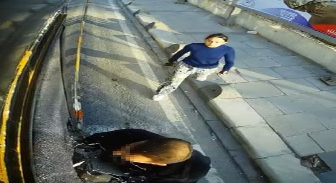 Yol vermediği gerekçesiyle İETT otobüsüne saldırıp camını kırdılar, o anlar kamerada