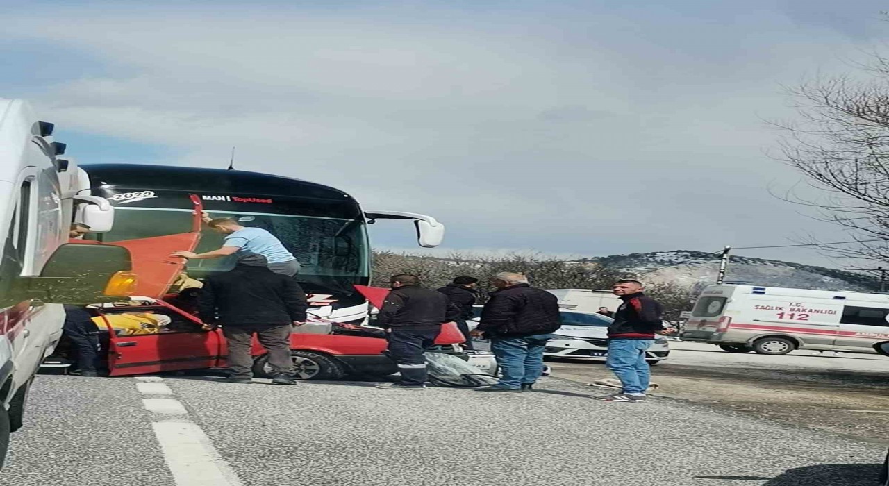 Yolcu otobüsü ile otomobil çarpıştı: 1 ölü, 1 ağır yaralı