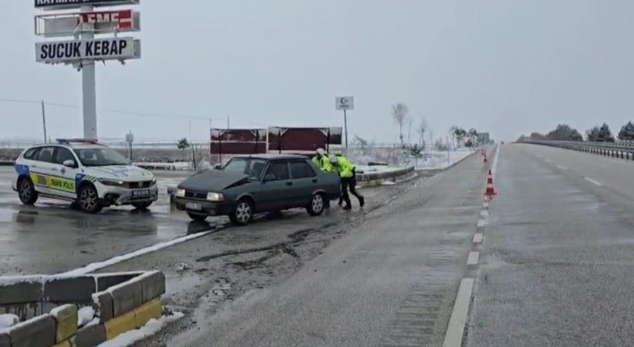 Yolda kalan sürücülerin imdadına trafik polisleri yetişti