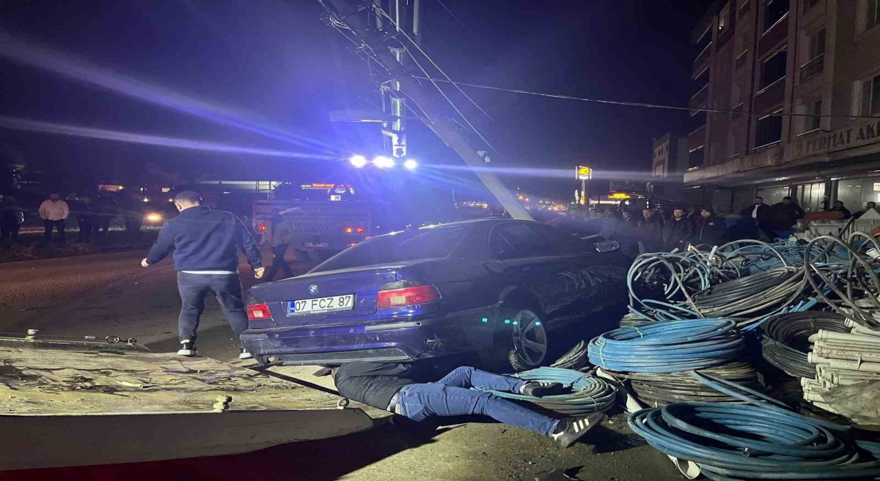 Yoldan çıkan otomobil elektrik direğine çarptı