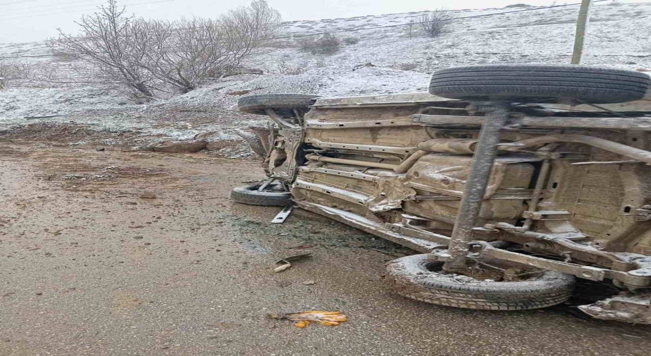 Yozgatta hafif ticari araç devrildi: 2 kişi yaralandı