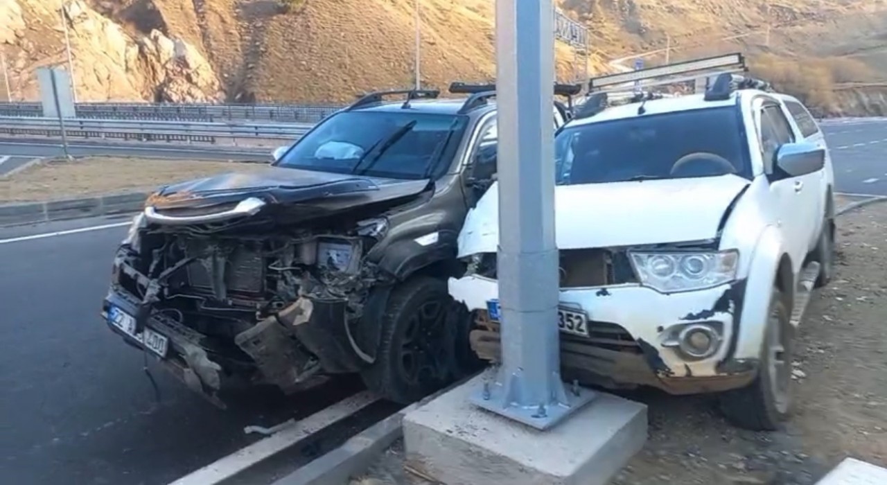 Yüksekova-Van karayolunda kaza: 3 yaralı