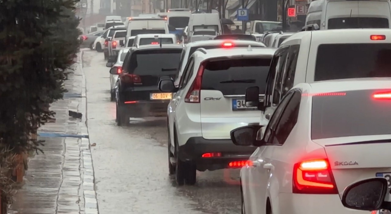Yüksekovada aniden bastıran sağanak caddeleri göle çevirdi