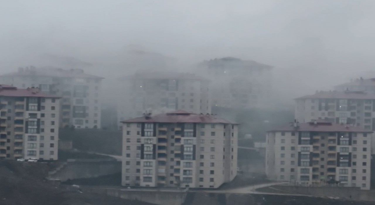 Yüksekovada binaların üzerini kaplayan yağmur bulutları kamerada
