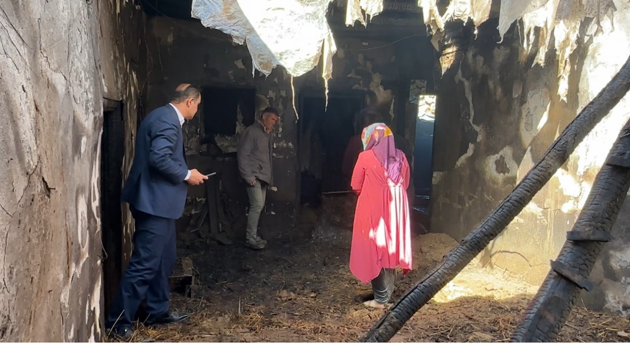Yüksekovada çıkan yangında bir ev küle döndü