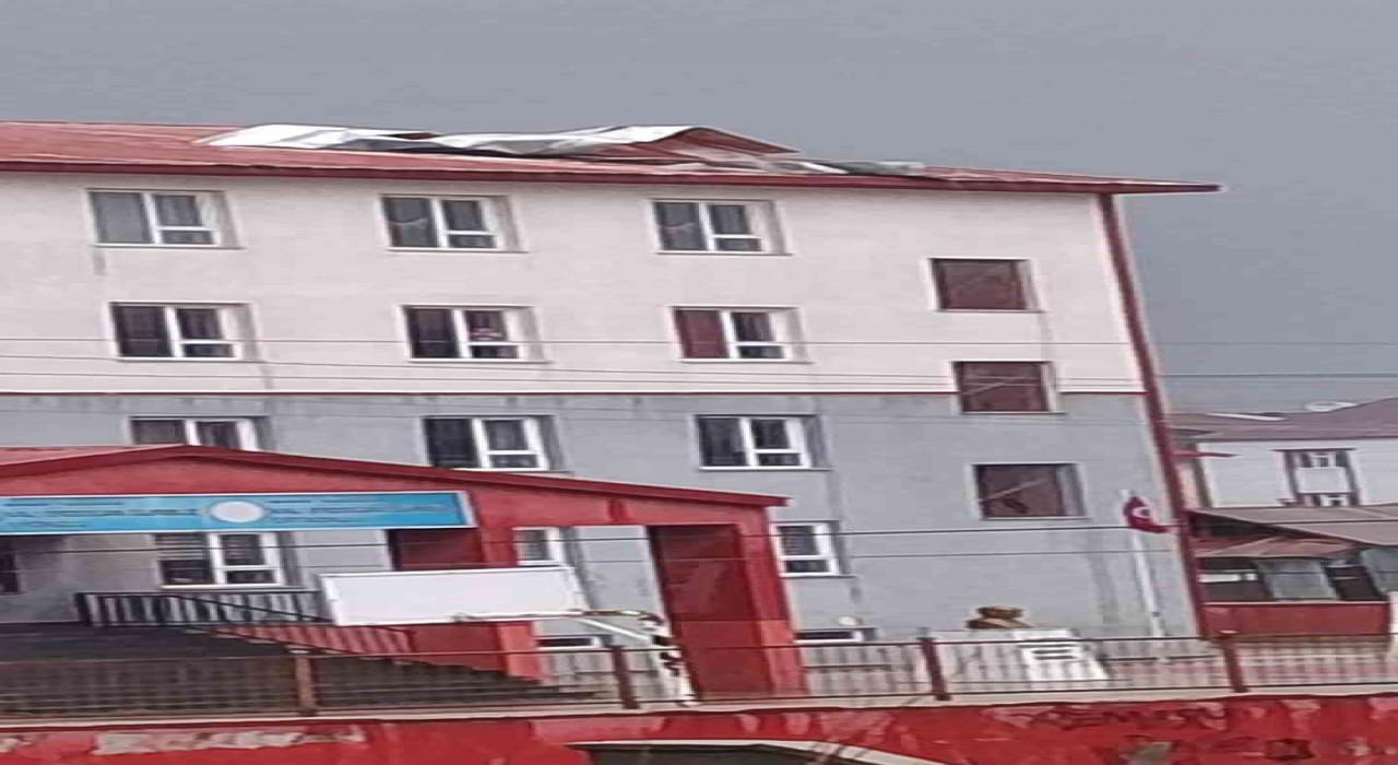 Yüksekovada fırtına okulun çatısını uçurdu