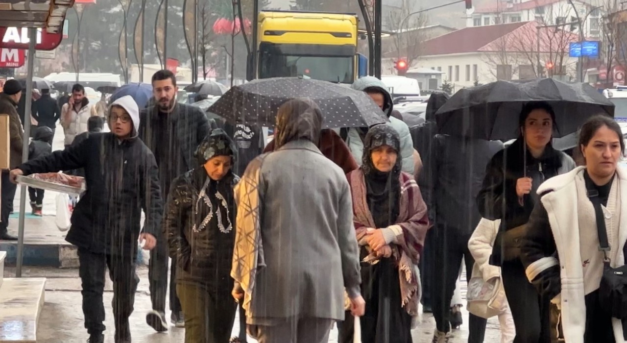 Yüksekovada sağanak yağış etkili oldu