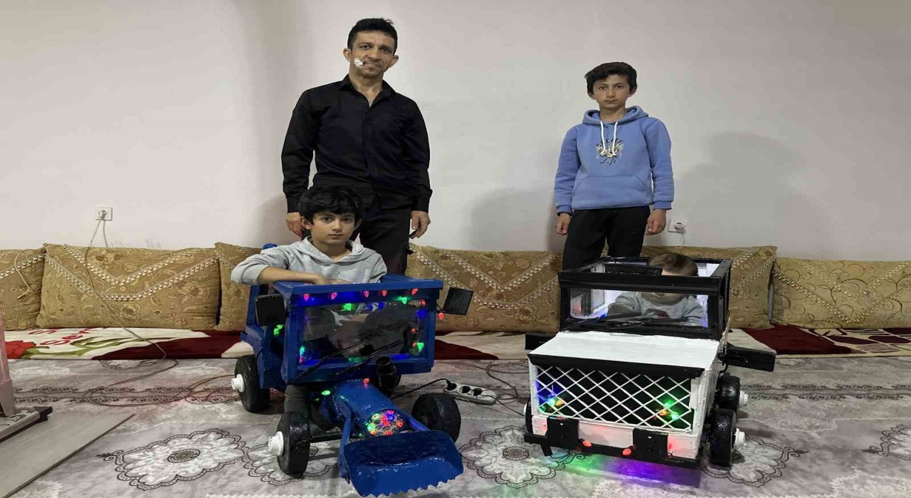 Yüksekovalı baba, çocukları için atık malzemelerden araba yaptı