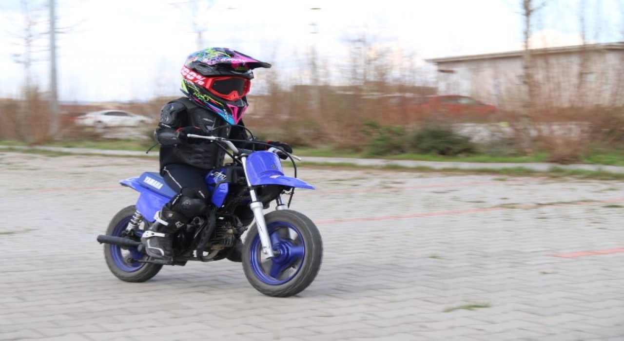Zayna rakip Eskişehirden çıktı: 3 yaşındaki Atakan motosikletiyle pistlerin tozunu attırıyor