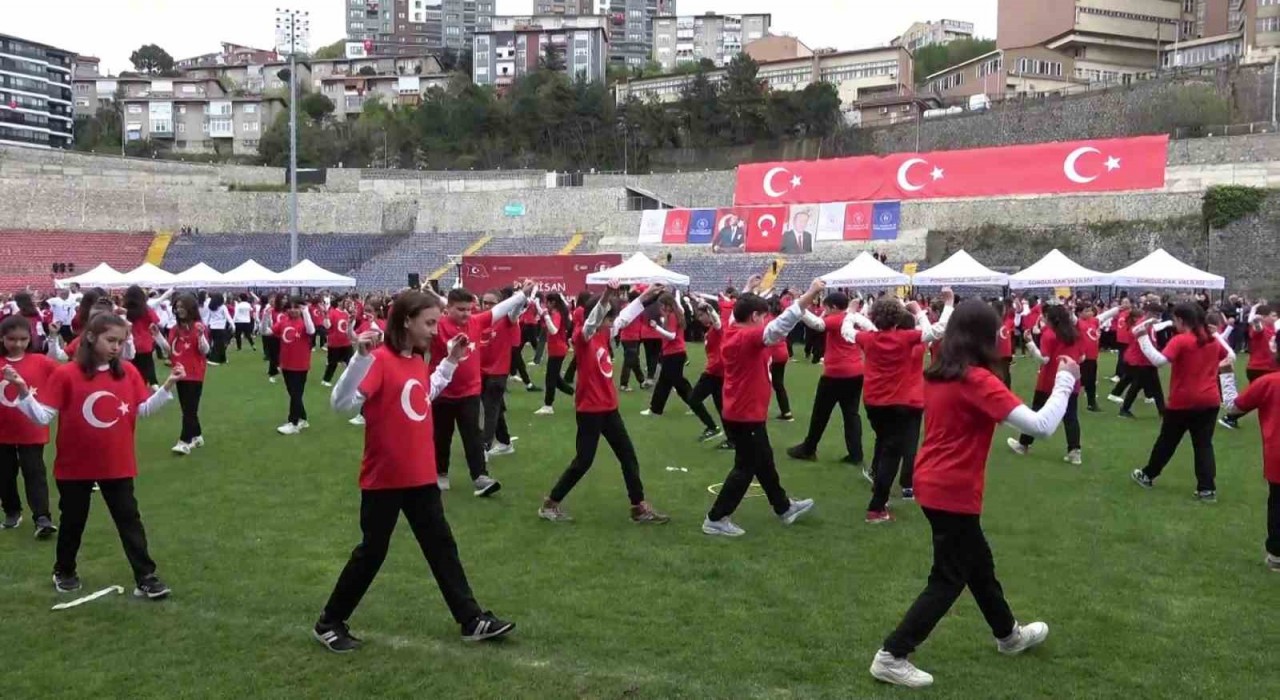 Zonguldakta 630 öğrenci ve öğretmen zeybek oynadı