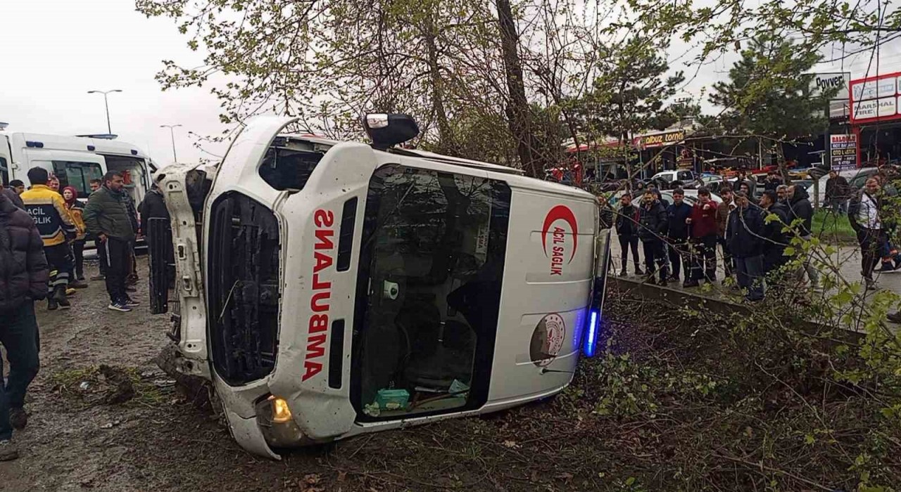 Zonguldakta ambulans ile otomobil çarpıştı: 6 yaralı