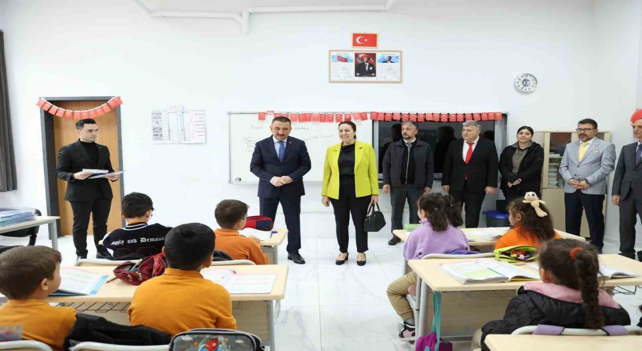 Zonguldakta miniklere bilim dergisi hediyesi