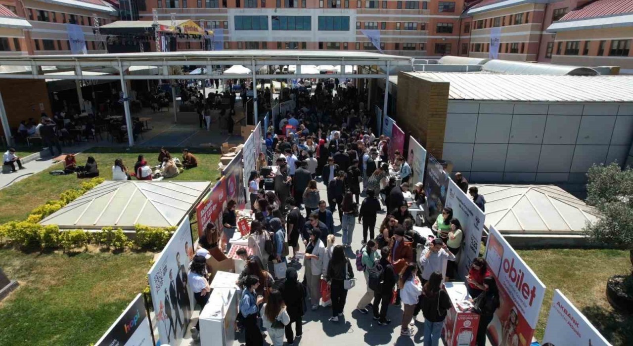 100den fazla sektör, Kariyer Günlerinde gençlerle bir arada