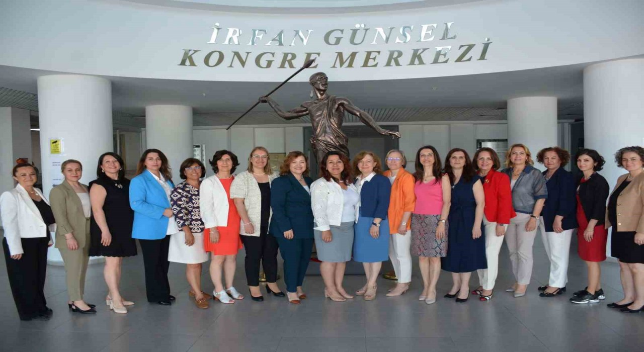 16 üniversitenin hemşirelik fakültesi dekanları Kıbrısta toplandı