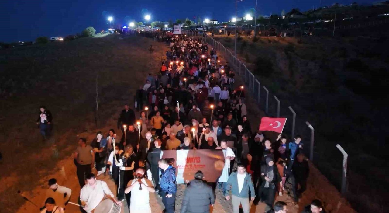 1744 rakımlı Dinek Dağında 19 Mayıs coşkusu