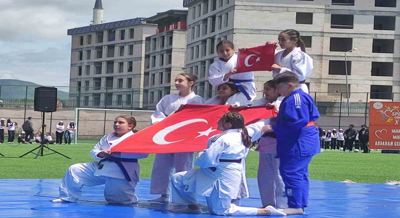 19 Mayıs Atatürkü Anma, Gençlik ve Spor Bayramı Ardahanda coşkuyla kutlandı
