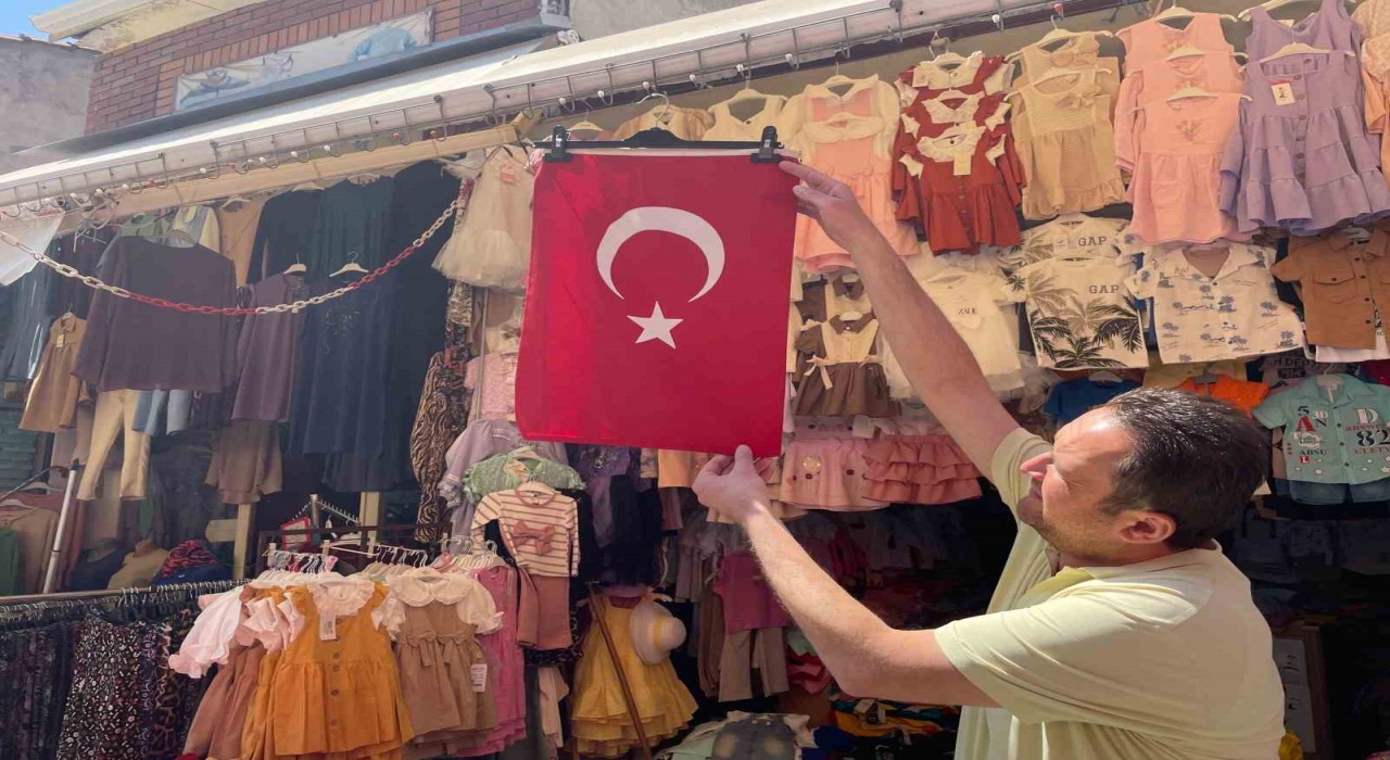 19 Mayısta dükkânlar Türk bayraklarıyla donatıldı