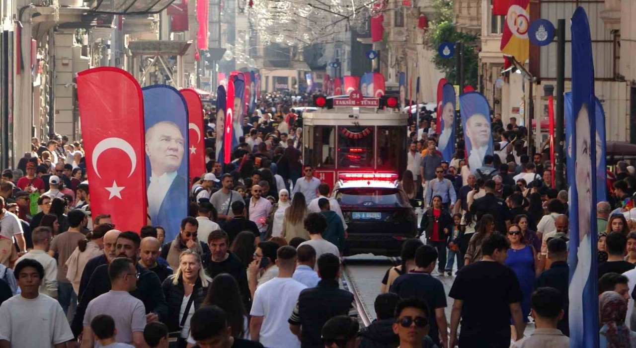 19 Mayısta Taksim Meydanı ve çevresi Türk bayraklarıyla donatıldı