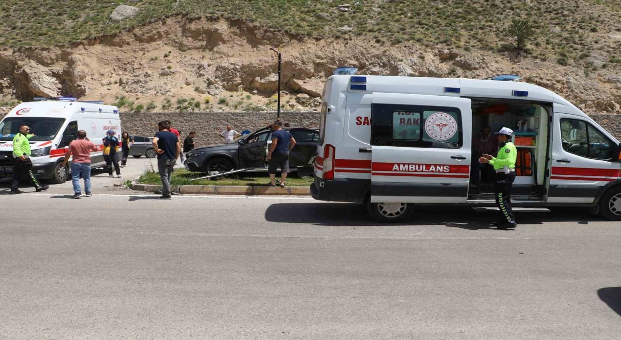 2 araç kavşakta çarpıştı, 3ü çocuk 6 kişi yaralandı