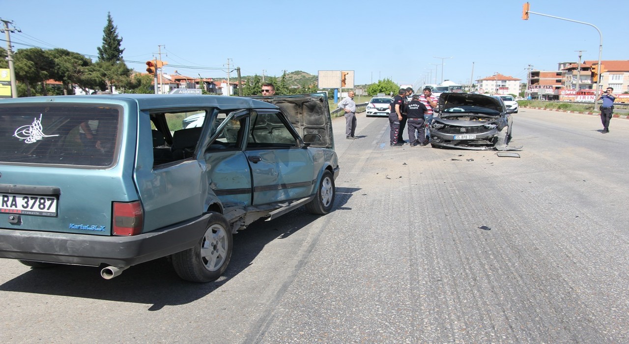 2 otomobil kavşakta çarpıştı: 1 yaralı