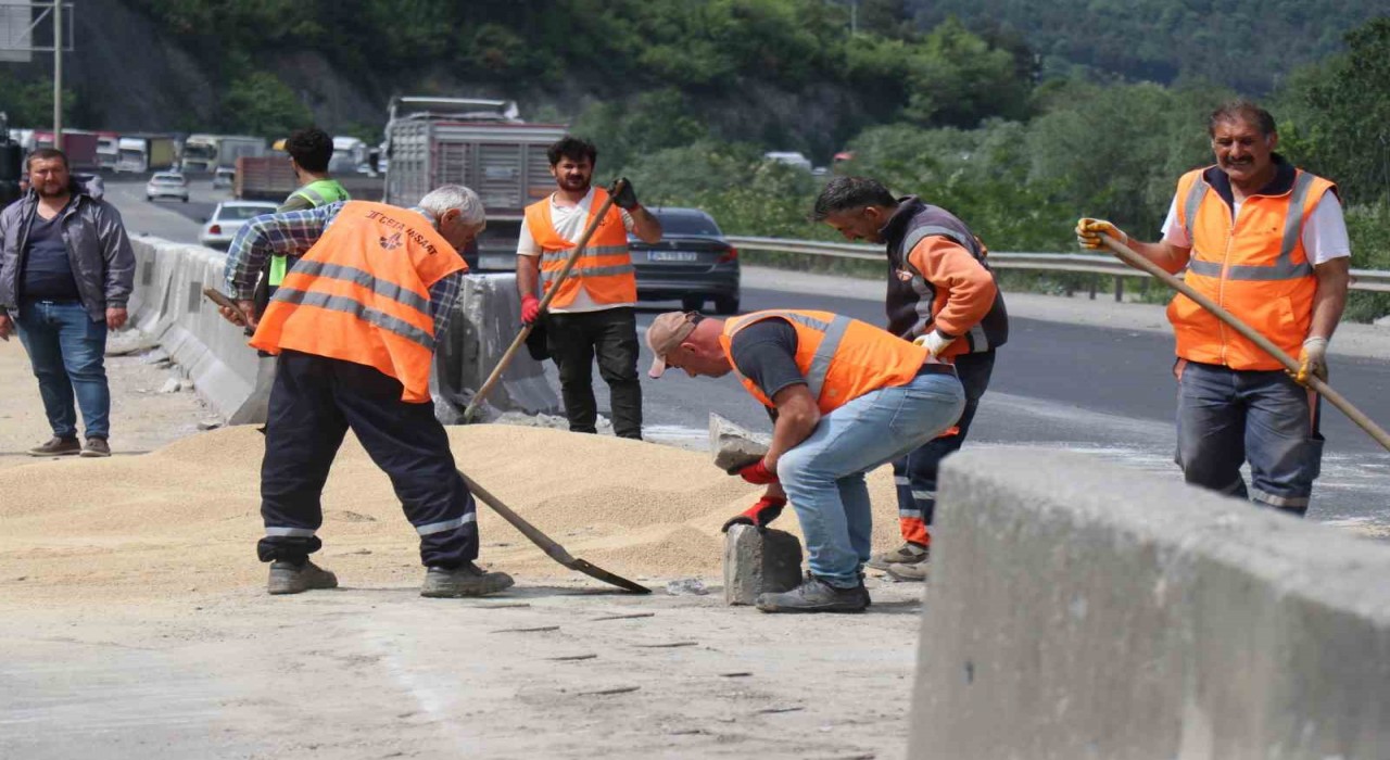25 ton tavuk yemi D-650ye savrulmuştu: Kapalı olan yol 2 saat sonra ulaşıma açıldı