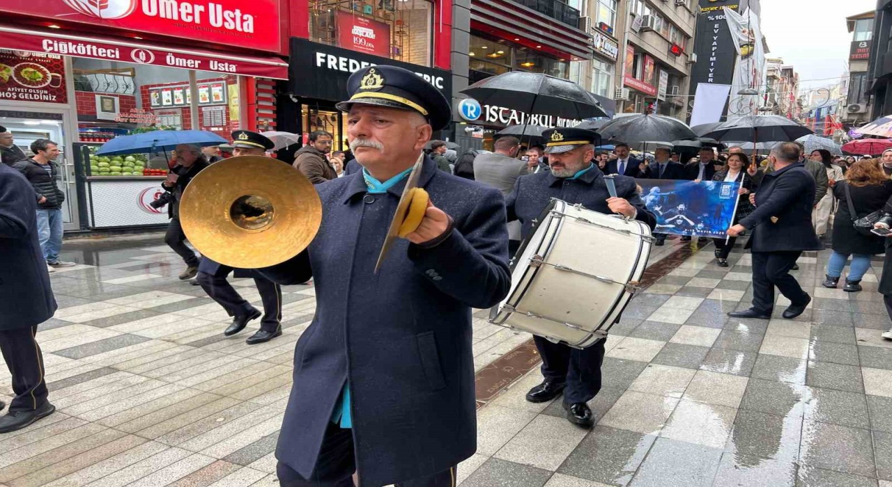 25. Uluslararası Karadeniz Tiyatro Festivalinin açılışı yağmur altında yapıldı